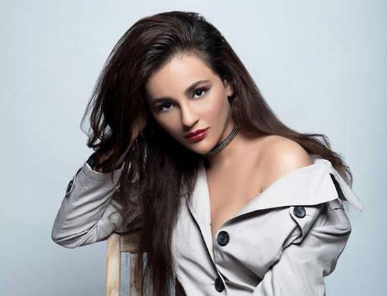 PHOTOS: टॉपलेस हुई नागार्जुन की ये हीरोइन, लोग हुए दीवाने...