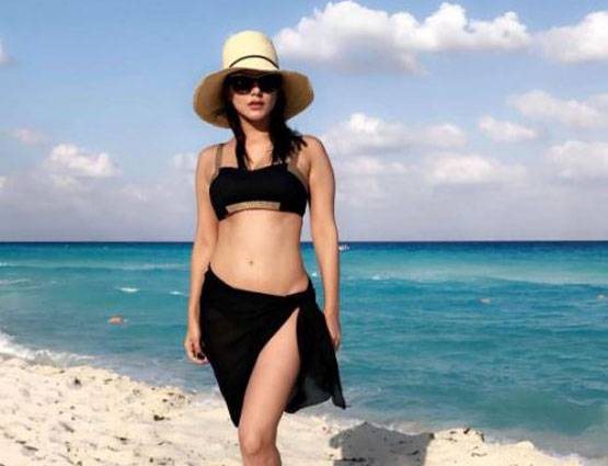 समंदर किनारे सनी लियोनी की छुट्टियां, PHOTOS से उठा तूफान