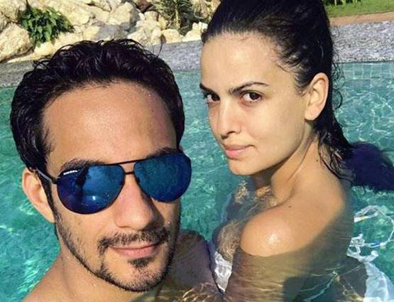 PHOTOS: चश्मा उतार बिकिनी में दिखीं 'डीजे वाले बाबू' गर्ल