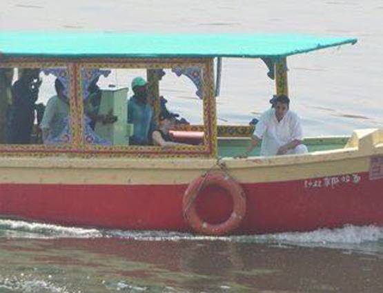 PHOTOS: नाव की सवारी क्यों कर रहे हैं अक्षय कुमार?