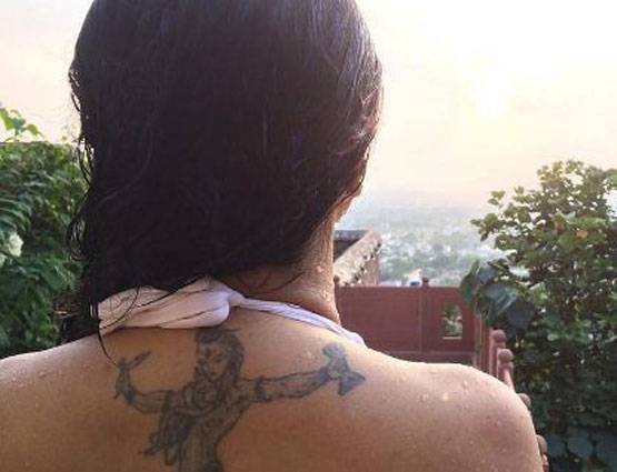 चंद्रमुखी चौटाला ने पति के साथ मनाई होली, देखें PHOTOS