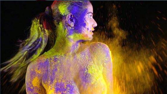 पूनम पांडे ने बिकिनी में खेली होली, देखें PHOTOS