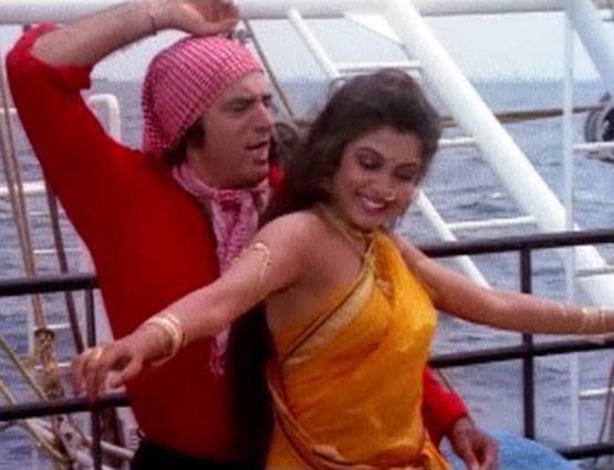 अमिताभ-शाहरुख के साथ ग्लैमरस रोल कर चुकी हैं 'बाहुबली की मम्मी', देखें PHOTOS