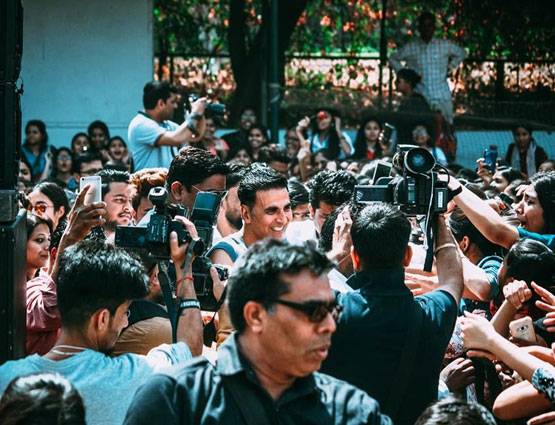 PHOTOS में देखें अक्षय कुमार को गले लगाकर कैसे रोई उनकी फैन