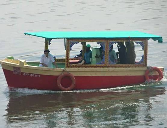 PHOTOS: नाव की सवारी क्यों कर रहे हैं अक्षय कुमार?