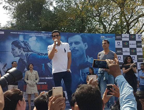 PHOTOS में देखें अक्षय कुमार को गले लगाकर कैसे रोई उनकी फैन