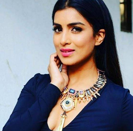 'बेशरम' शारदा अब बेगम जान, PHOTOS में देखें बिकिनी शूट