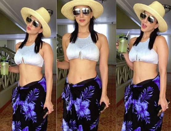 समंदर किनारे सनी लियोनी की छुट्टियां, PHOTOS से उठा तूफान