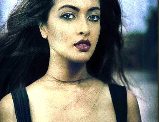 PHOTOS में देखें रिया सेन की ग्लैमरस जिंदगी