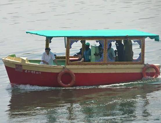 PHOTOS: नाव की सवारी क्यों कर रहे हैं अक्षय कुमार?