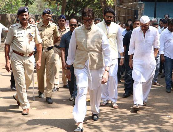 सुनील शेट्टी के पिता की अंत्येष्ट‍ि पर पहुंचे शाहरुख-अमिताभ