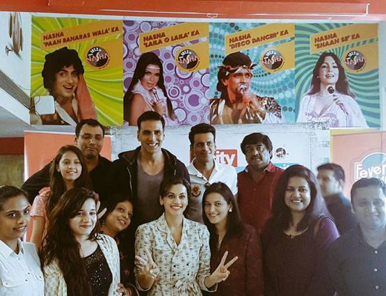 PHOTOS में देखें अक्षय कुमार को गले लगाकर कैसे रोई उनकी फैन