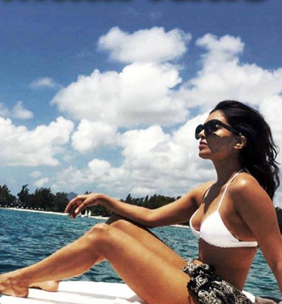 'बेशरम' शारदा अब बेगम जान, PHOTOS में देखें बिकिनी शूट