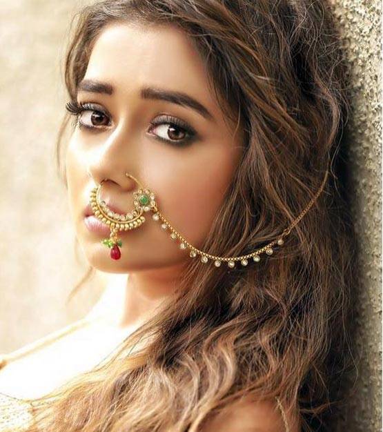 टीवी की संस्कारी बहू इच्छा ने लगाया सिगरेट का कश, देखें PHOTOS