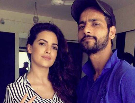 PHOTOS: चश्मा उतार बिकिनी में दिखीं 'डीजे वाले बाबू' गर्ल