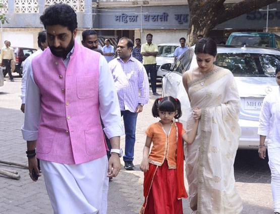 PHOTOS: पापा की तेरहवीं में ऐसी दिखीं ऐश्वर्या