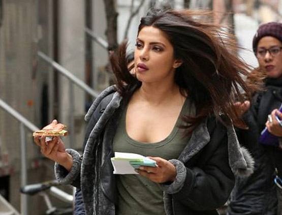 न्यू यॉर्क में ये क्या कर रही हैं प्रियंका, देखें PHOTOS