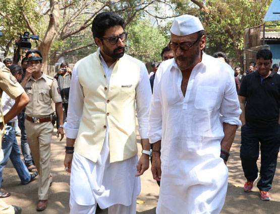 सुनील शेट्टी के पिता की अंत्येष्ट‍ि पर पहुंचे शाहरुख-अमिताभ