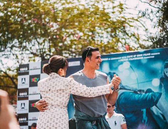 PHOTOS में देखें अक्षय कुमार को गले लगाकर कैसे रोई उनकी फैन