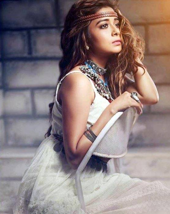 टीवी की संस्कारी बहू इच्छा ने लगाया सिगरेट का कश, देखें PHOTOS