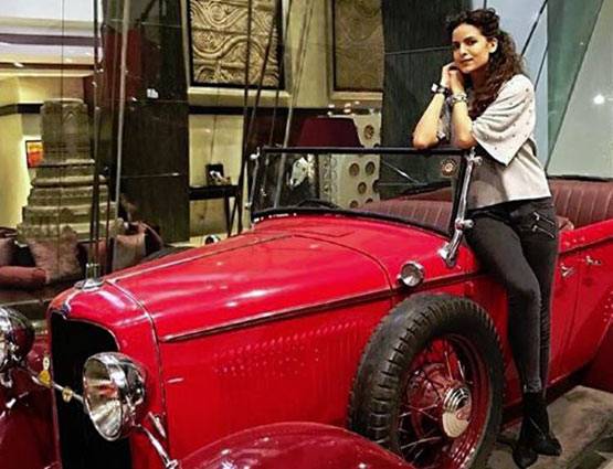 PHOTOS: चश्मा उतार बिकिनी में दिखीं 'डीजे वाले बाबू' गर्ल