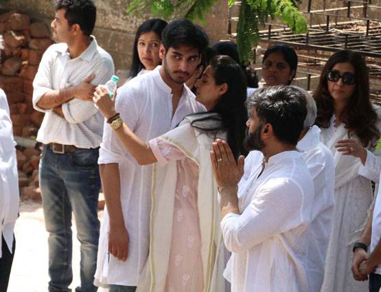 सुनील शेट्टी के पिता की अंत्येष्ट‍ि पर पहुंचे शाहरुख-अमिताभ