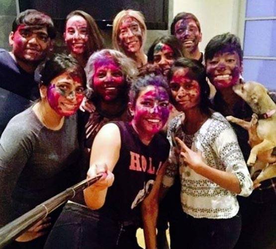 प्रियंका चोपड़ा ने विदेश में ऐसे खेली होली