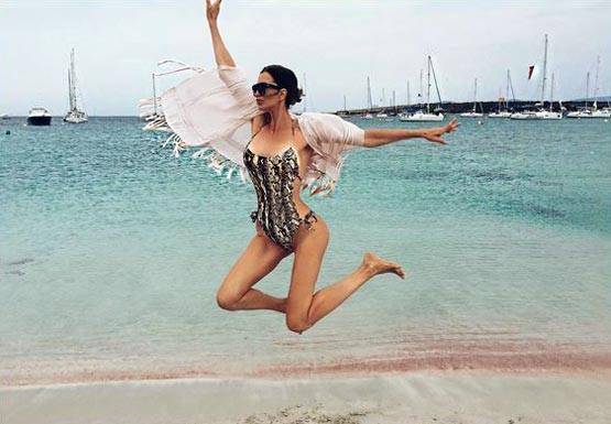 दुनिया की सबसे ग्‍लैमरस दादी, गजब हैं इनकी शोख-अदा...