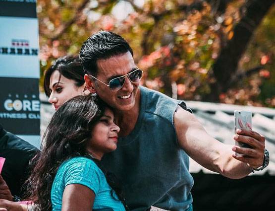 PHOTOS में देखें अक्षय कुमार को गले लगाकर कैसे रोई उनकी फैन