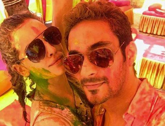 PHOTOS: चश्मा उतार बिकिनी में दिखीं 'डीजे वाले बाबू' गर्ल