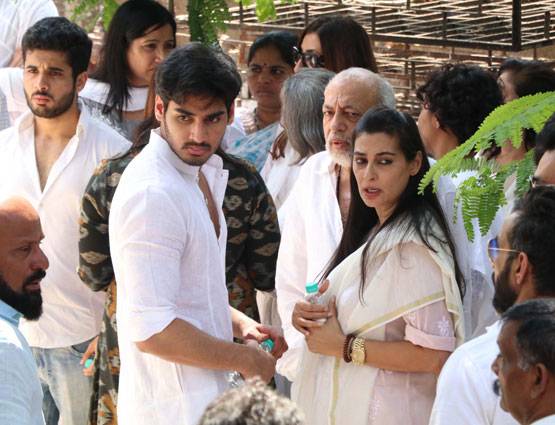 सुनील शेट्टी के पिता की अंत्येष्ट‍ि पर पहुंचे शाहरुख-अमिताभ