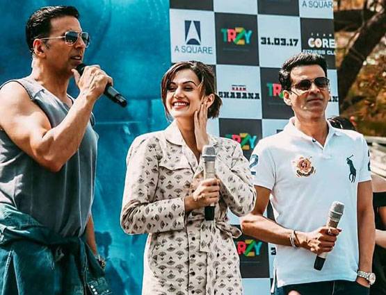 PHOTOS में देखें अक्षय कुमार को गले लगाकर कैसे रोई उनकी फैन