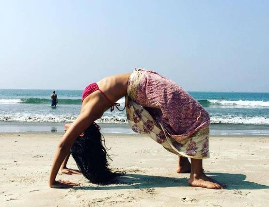 'बेशरम' शारदा अब बेगम जान, PHOTOS में देखें बिकिनी शूट