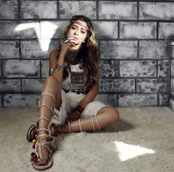 टीवी की संस्कारी बहू इच्छा ने लगाया सिगरेट का कश, देखें PHOTOS