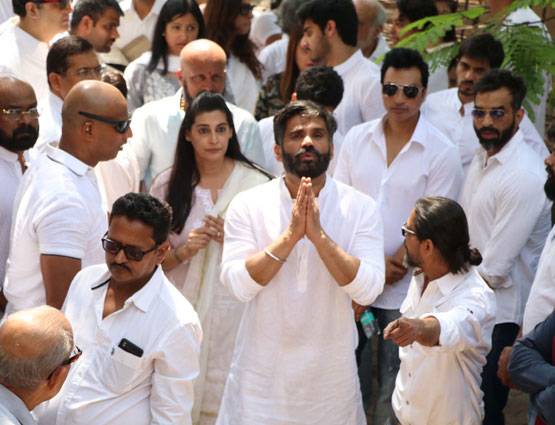 सुनील शेट्टी के पिता की अंत्येष्ट‍ि पर पहुंचे शाहरुख-अमिताभ