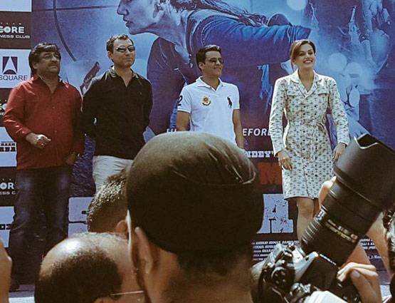 PHOTOS में देखें अक्षय कुमार को गले लगाकर कैसे रोई उनकी फैन