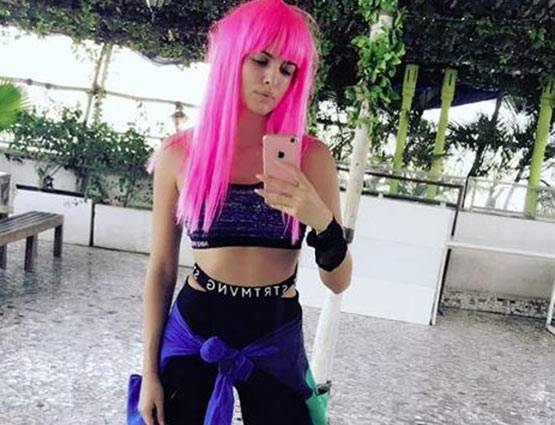 PHOTOS: चश्मा उतार बिकिनी में दिखीं 'डीजे वाले बाबू' गर्ल