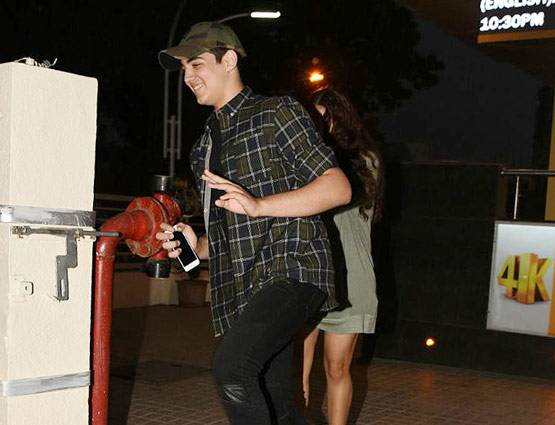 अक्षय के बेटे आरव दिखे आउटिंग पर, क्या साथ में हैं गर्लफ्रेंड!