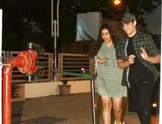 अक्षय के बेटे आरव दिखे आउटिंग पर, क्या साथ में हैं गर्लफ्रेंड!