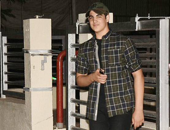 अक्षय के बेटे आरव दिखे आउटिंग पर, क्या साथ में हैं गर्लफ्रेंड!