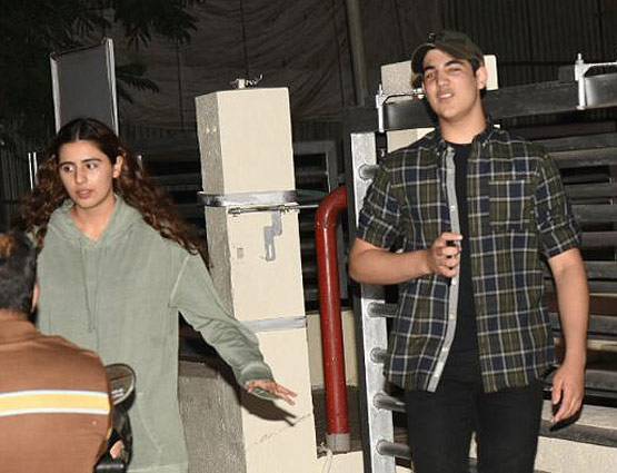 अक्षय के बेटे आरव दिखे आउटिंग पर, क्या साथ में हैं गर्लफ्रेंड!