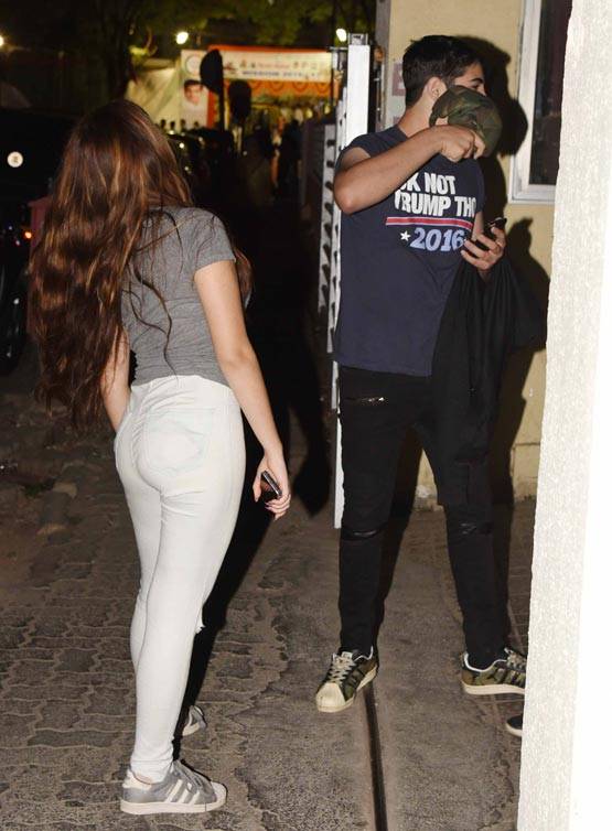 रात में अपनी 'गर्लफ्रेंड' के साथ नजर आए अक्षय के बेटे...