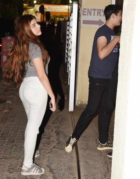 रात में अपनी 'गर्लफ्रेंड' के साथ नजर आए अक्षय के बेटे...