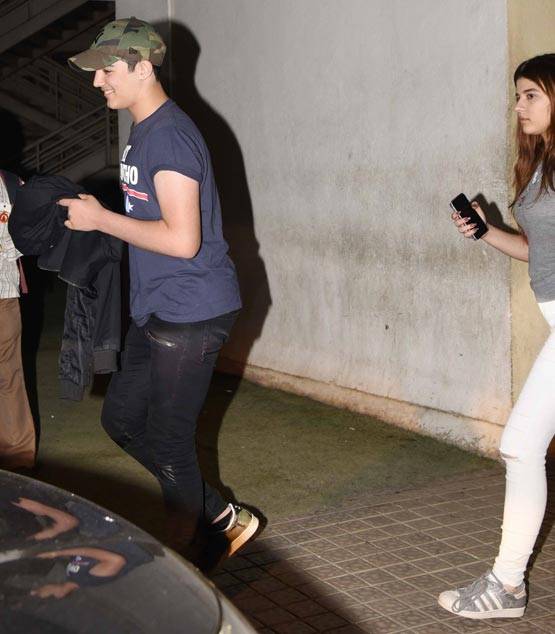 रात में अपनी 'गर्लफ्रेंड' के साथ नजर आए अक्षय के बेटे...