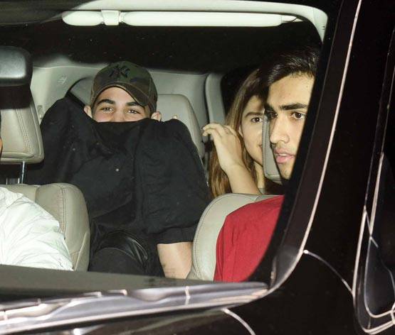 रात में अपनी 'गर्लफ्रेंड' के साथ नजर आए अक्षय के बेटे...