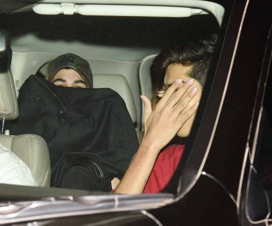 रात में अपनी 'गर्लफ्रेंड' के साथ नजर आए अक्षय के बेटे...