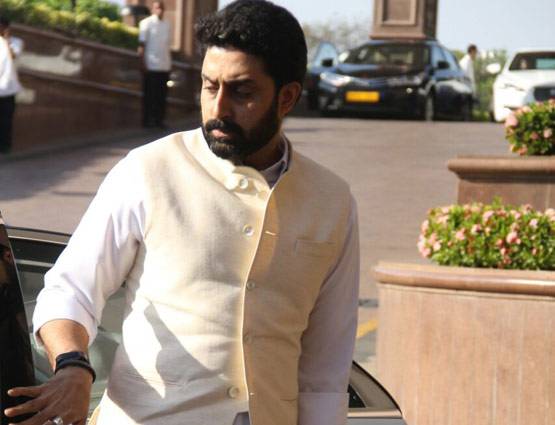 ऐश्वर्या के पिता के चौथे पर श्रद्धांजलि देने पहुंचा बच्चन परिवार...