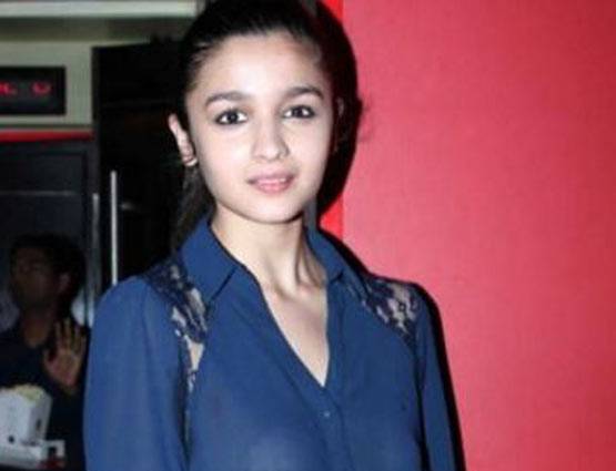 13 PHOTOS: बॉलीवुड एक्ट्रेस ने ट्रांसपेरेंट ड्रेस पहन किया बवाल