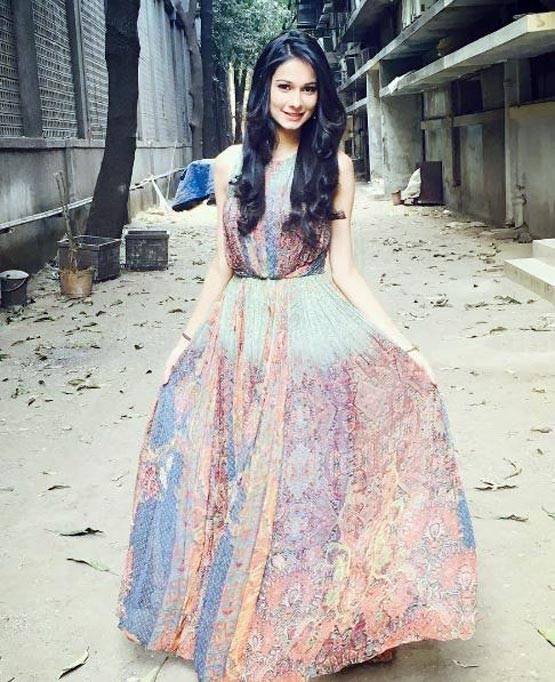 PHOTOS: बोल्ड रिया सेन दिखेंगी सलमान खान के साथ!