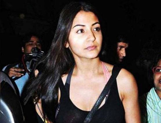 13 PHOTOS: बॉलीवुड एक्ट्रेस ने ट्रांसपेरेंट ड्रेस पहन किया बवाल